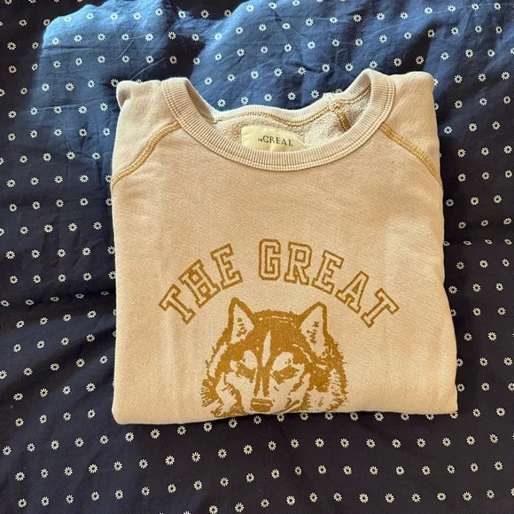 The GREAT College Sweatshirt. Lavender with contrast stitching. Wolf graphic. - Picture 4 of 5